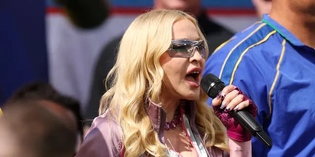 Мадонна завоювала увагу на фіналі Чемпіонату світу з футболу з розкішним свистком арбітра