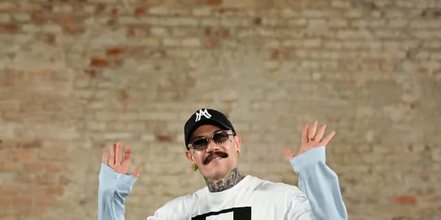 Адріан Аппіолаза покидає Moschino